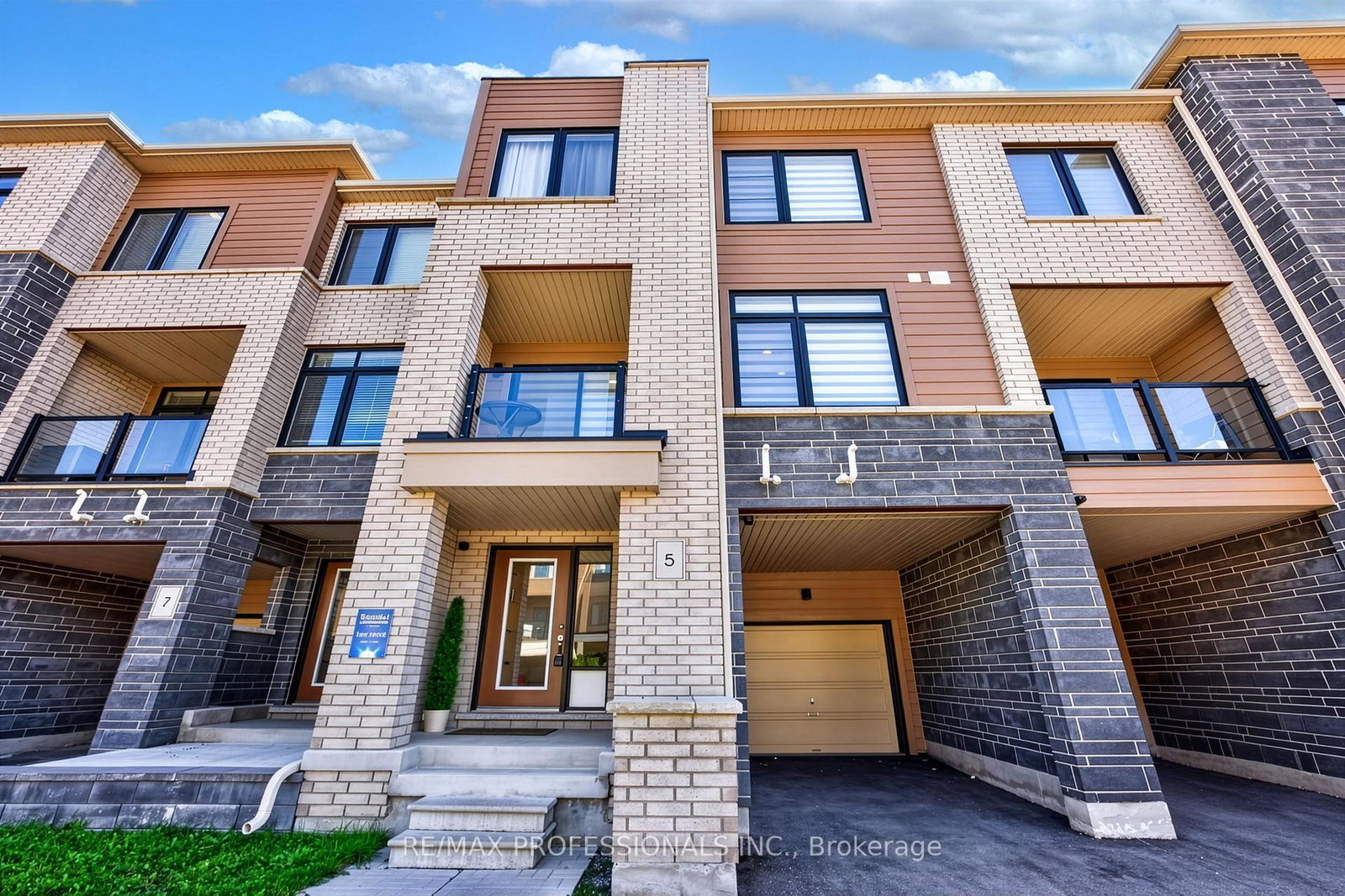 5-delano-way-newmarket-ontario-n13844866