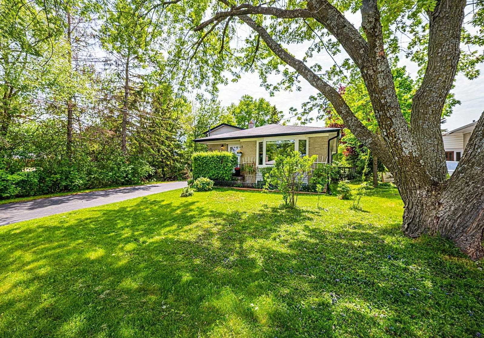 18-collins-crescent-aurora-ontario-n5657315