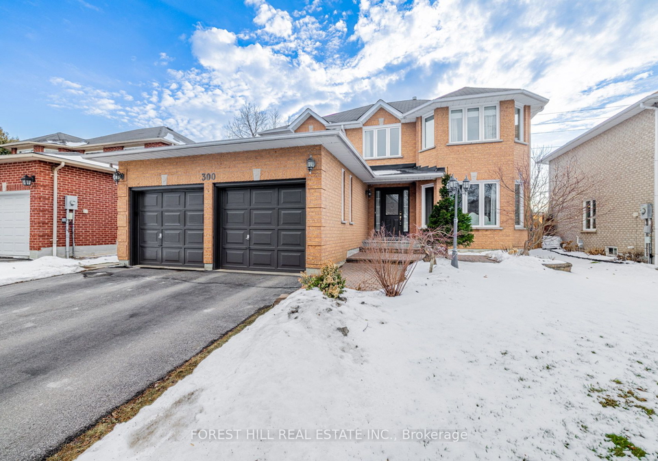 300-rhodes-circle-newmarket-ontario-n8088596