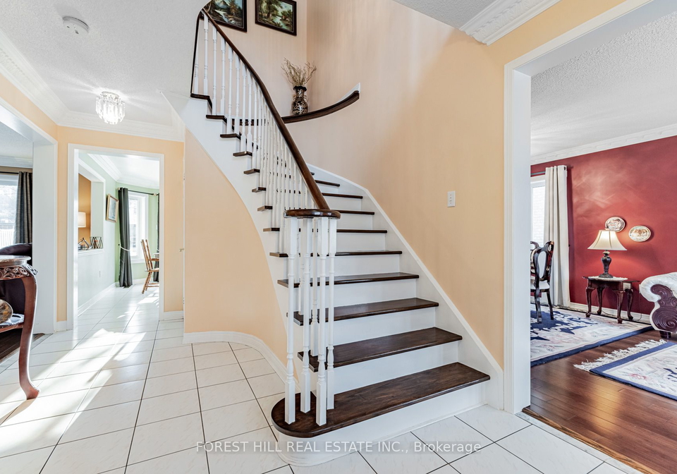 300-rhodes-circle-newmarket-ontario-n8088596