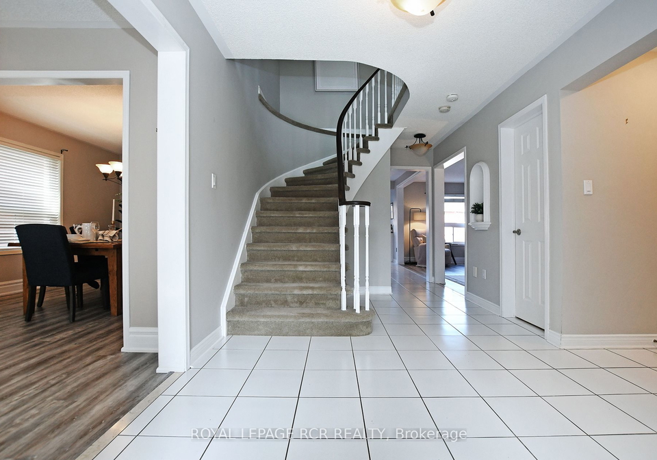 271-rhodes-circle-newmarket-ontario-n8379510