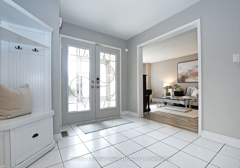 271-rhodes-circle-newmarket-ontario-n8379510