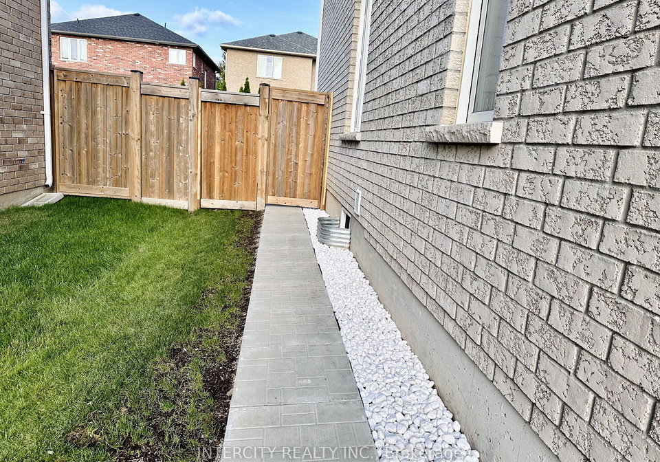 77-romanelli-crescent-bradford-west-gwillimbury-ontario-n9260390