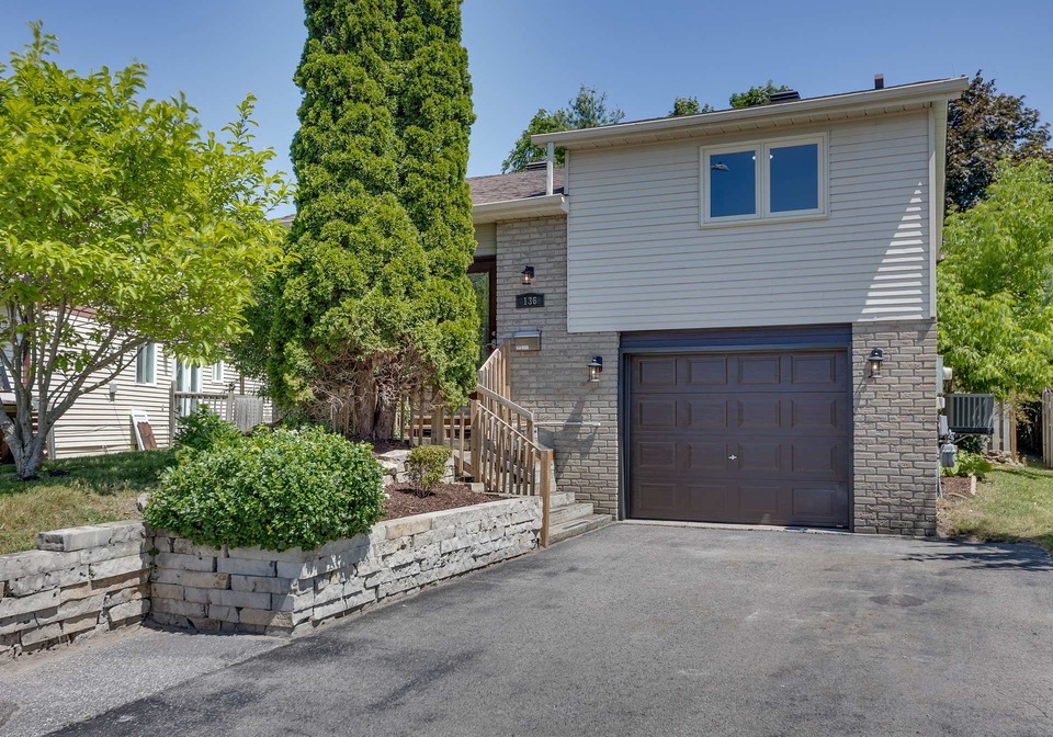136-hickling-trail-barrie-ontario-s12252178