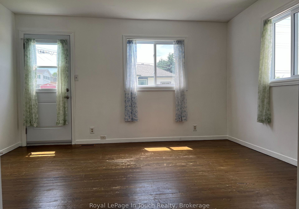 11-edward-street-penetanguishene-ontario-s12255087