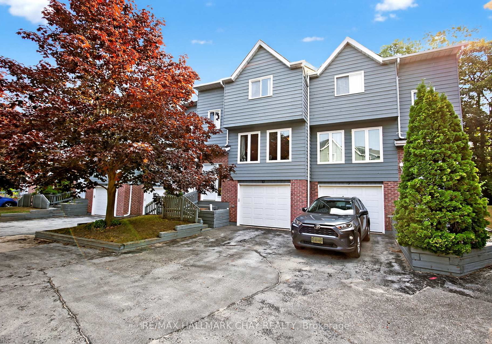 baker-street-wasaga-beach-ontario-s12333419