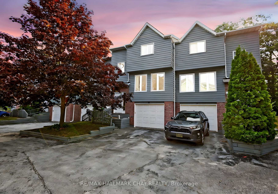 baker-street-wasaga-beach-ontario-s12333419