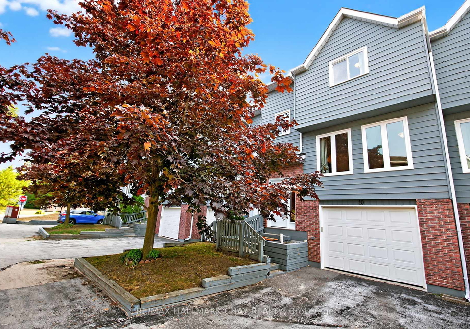 baker-street-wasaga-beach-ontario-s12333419