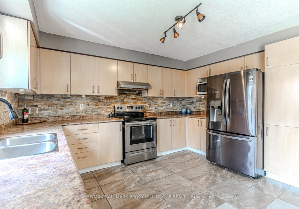 9-buggs-gate-barrie-ontario-s12346824