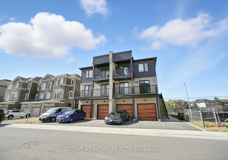 5pumpkin-corner-crescent-barrie-ontario-s12358060