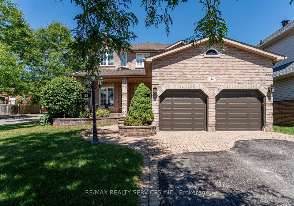 22-sovereigns-gate-barrie-ontario-s12362084