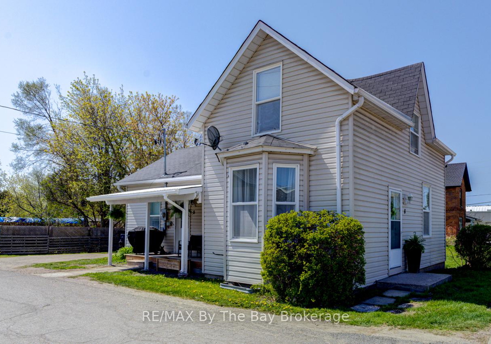 8-yonge-street-n-springwater-ontario-s12377965
