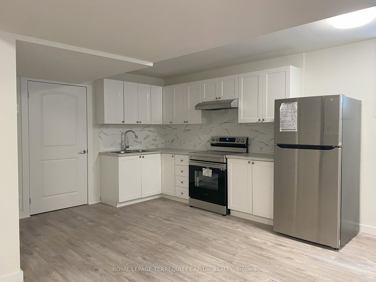 16-white-crescent-barrie-ontario-s12378804