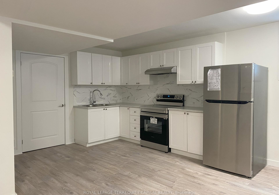 16-white-crescent-barrie-ontario-s12378804