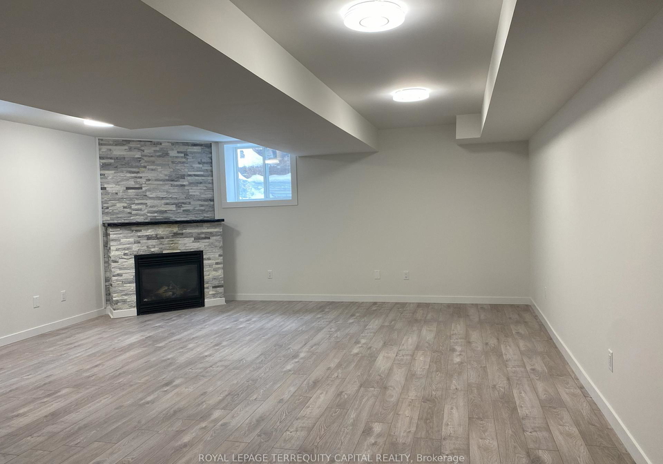 16-white-crescent-barrie-ontario-s12378804
