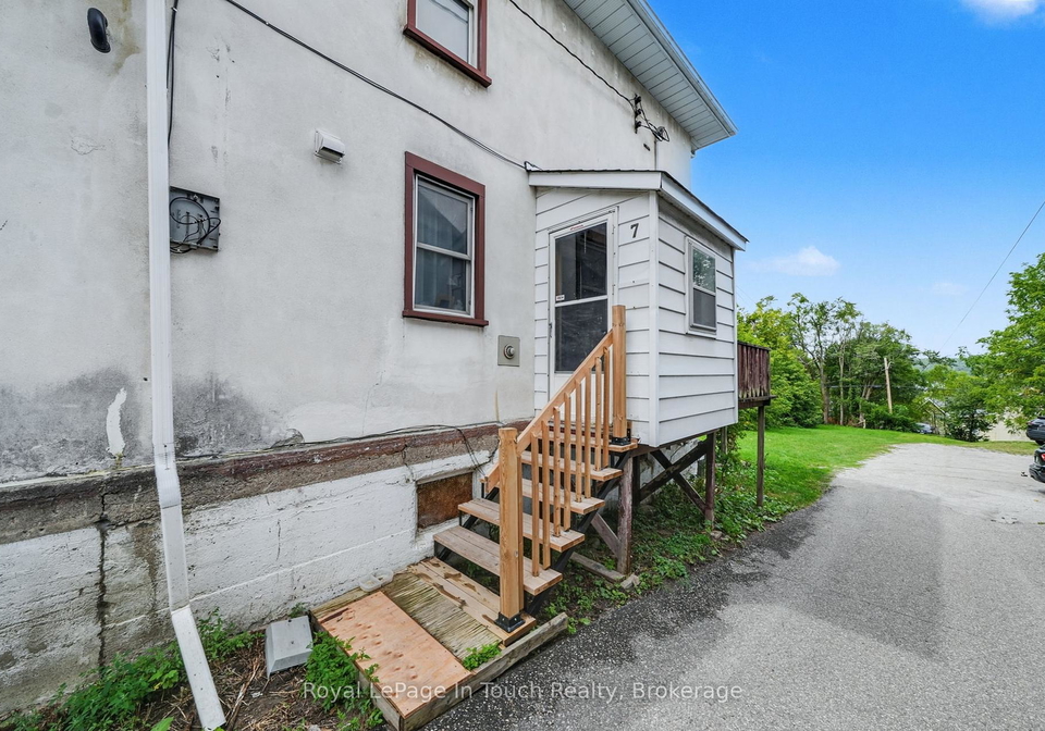 7-robert-street-w-penetanguishene-ontario-s12392982