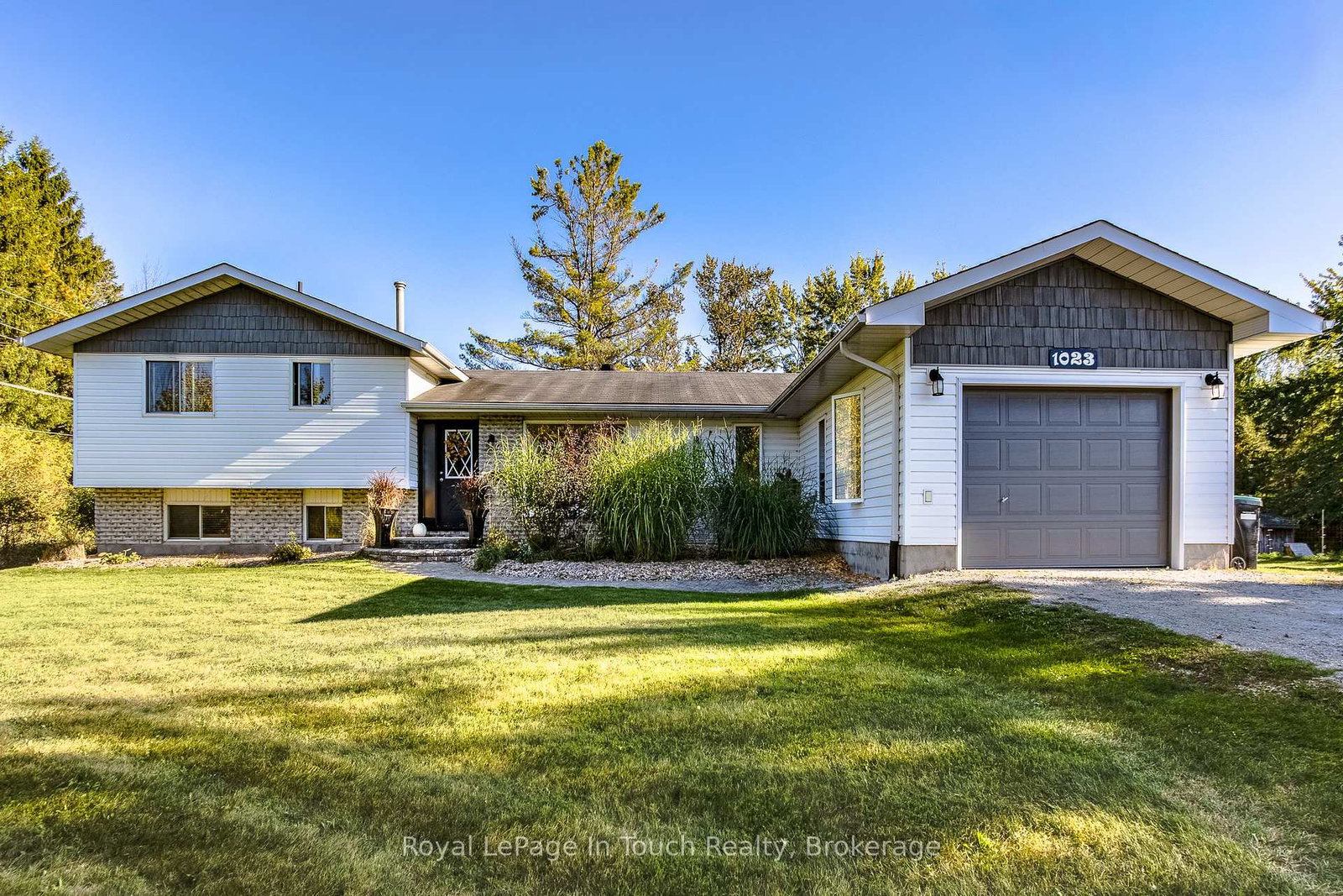 1023-flos-4-road-w-springwater-ontario-s12443744