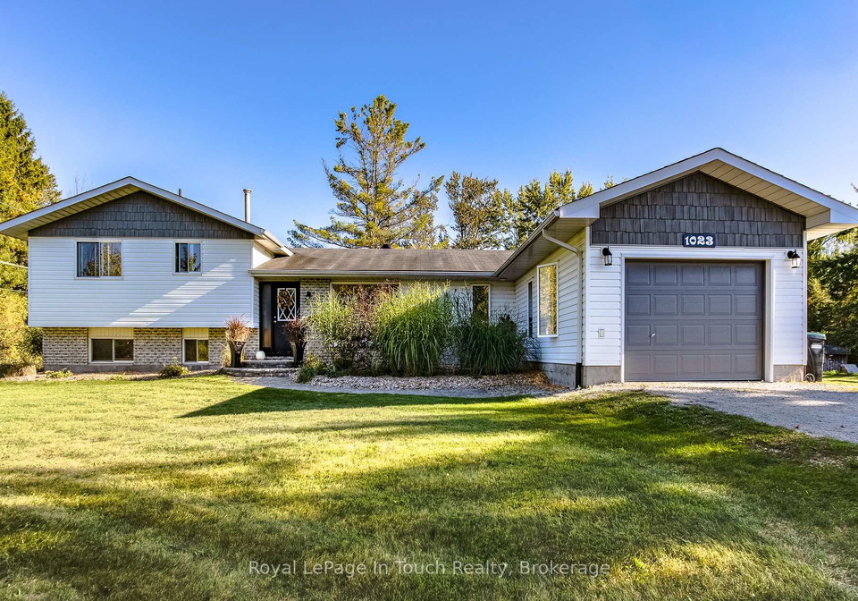 1023-flos-4-road-w-springwater-ontario-s12443744