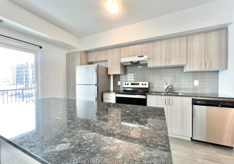 1-chef-lane-barrie-ontario-s12645070