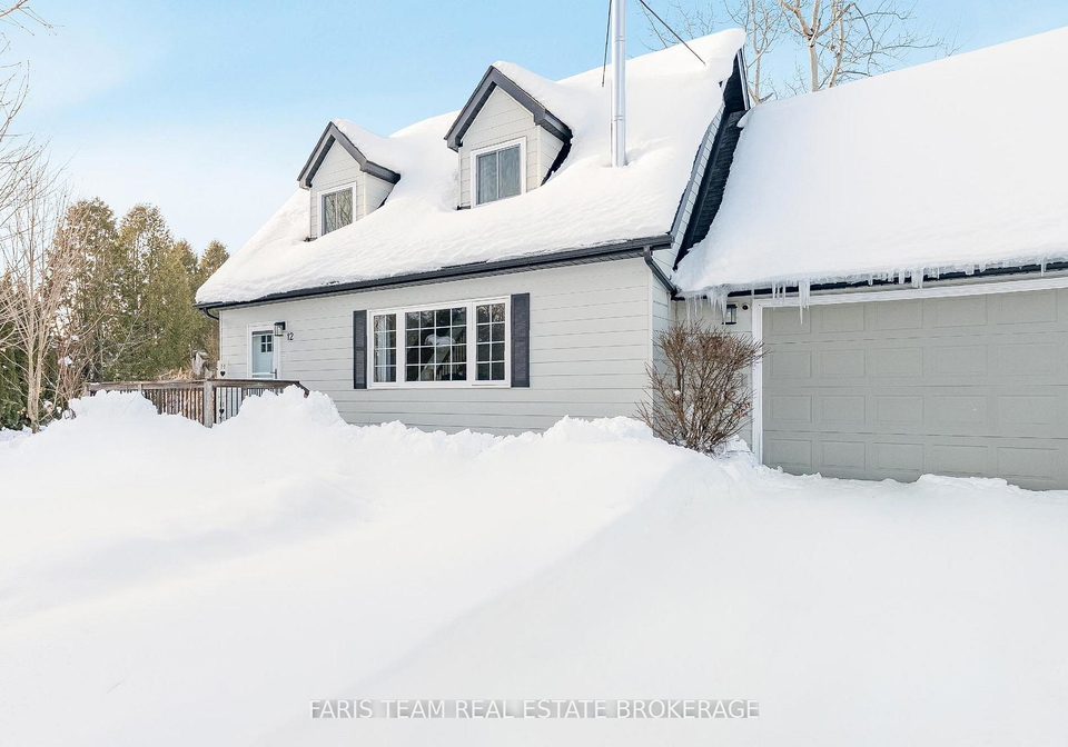 12-moon-crescent-oro-medonte-ontario-s12685944