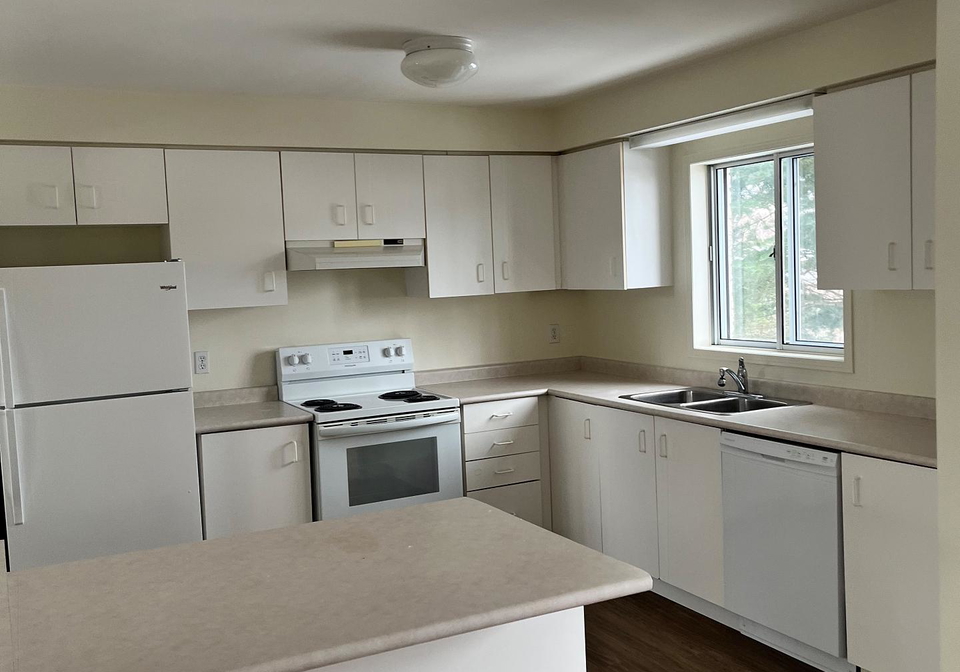 490-veterans-drive-barrie-ontario-s12698122