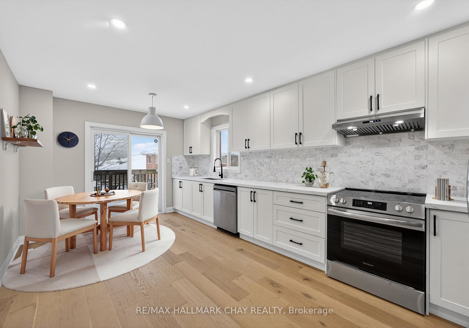 32-bloom-crescent-barrie-ontario-s12709618