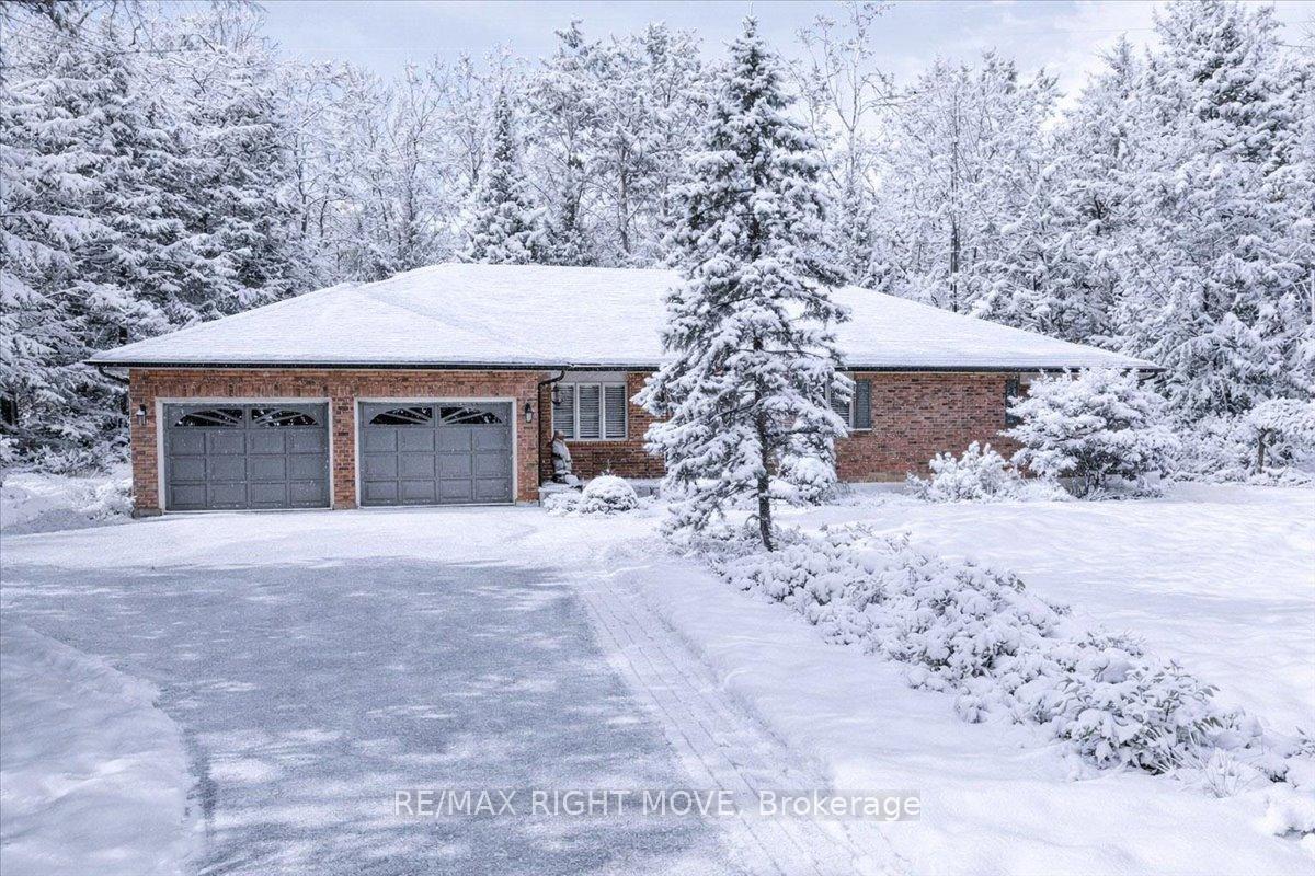 1892-carriage-court-severn-ontario-s12842654