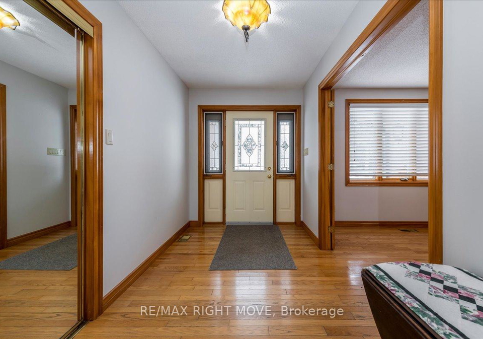 1892-carriage-court-severn-ontario-s12842654