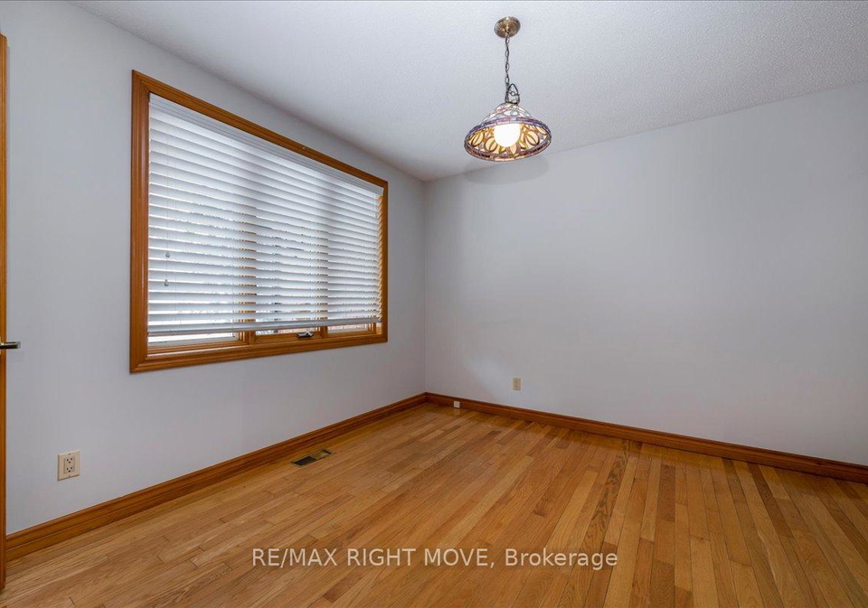 1892-carriage-court-severn-ontario-s12842654