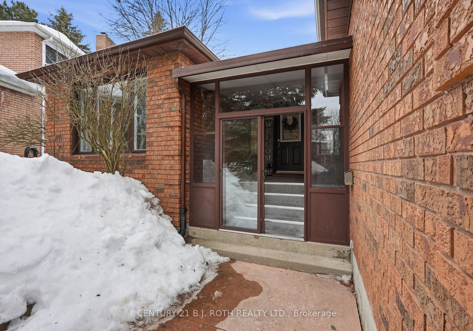 25-autumn-lane-barrie-ontario-s12853990