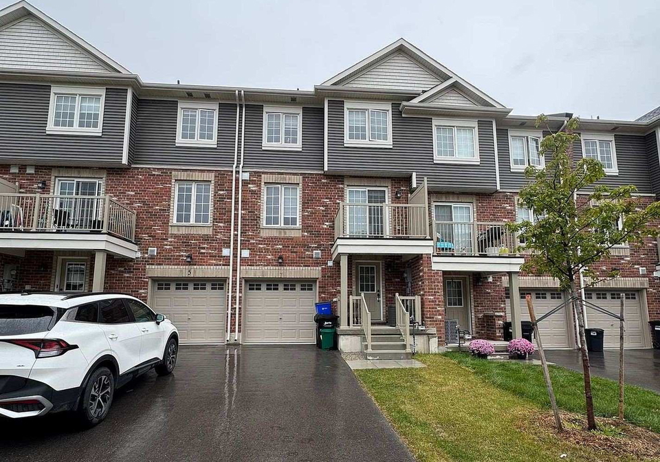 7-silo-mews-barrie-ontario-s12878306