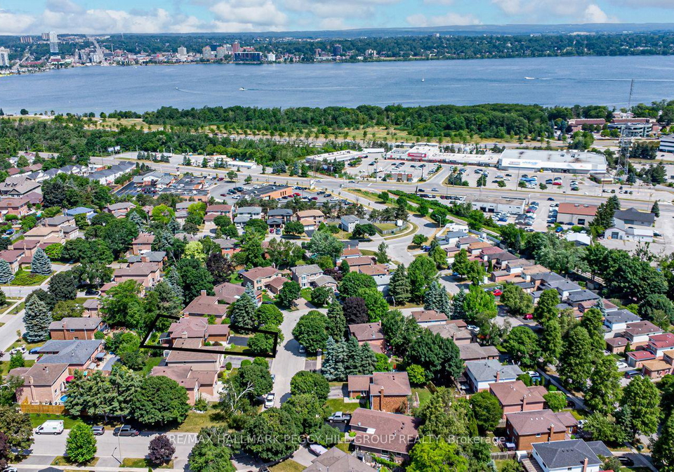 21-autumn-lane-barrie-ontario-s12880394