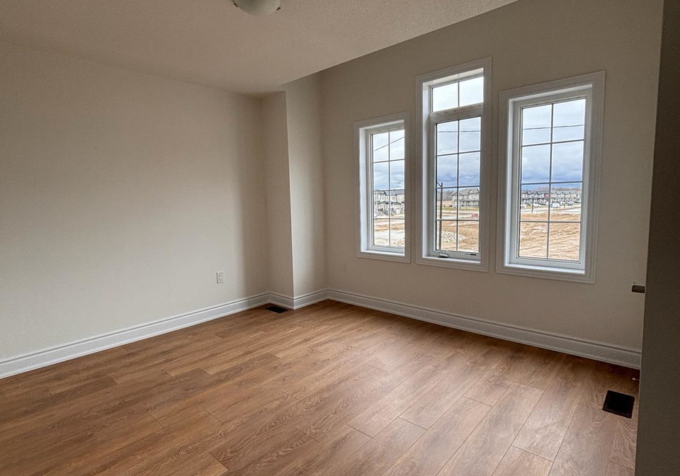 11-mission-street-wasaga-beach-ontario-s12988578