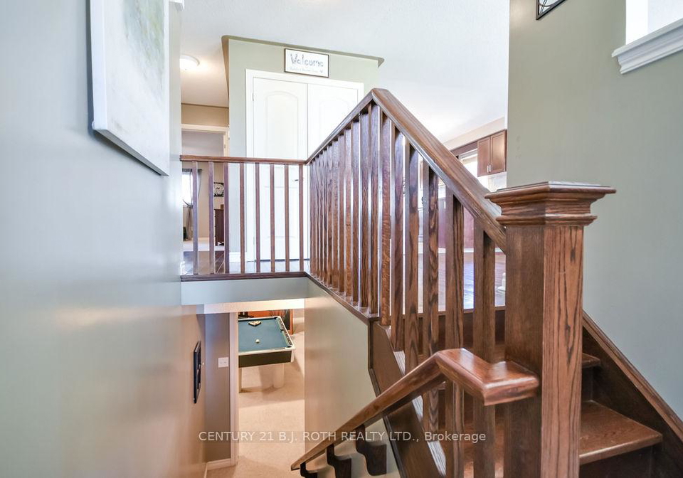12-white-crescent-barrie-ontario-s13039846