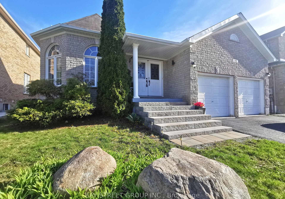 19-falcon-crescent-barrie-ontario-s13043904