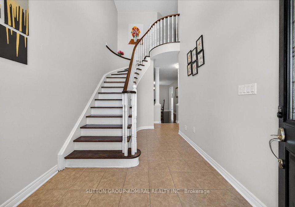 6-white-crescent-barrie-ontario-s13125782