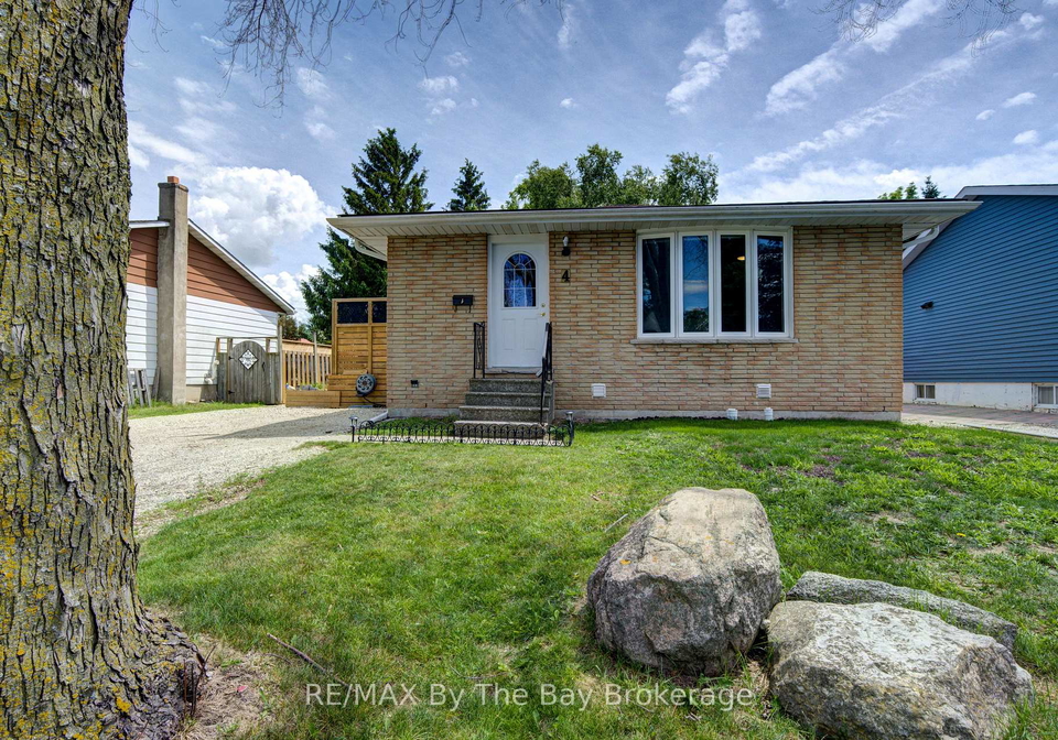 4-watts-crescent-collingwood-ontario-s13472248