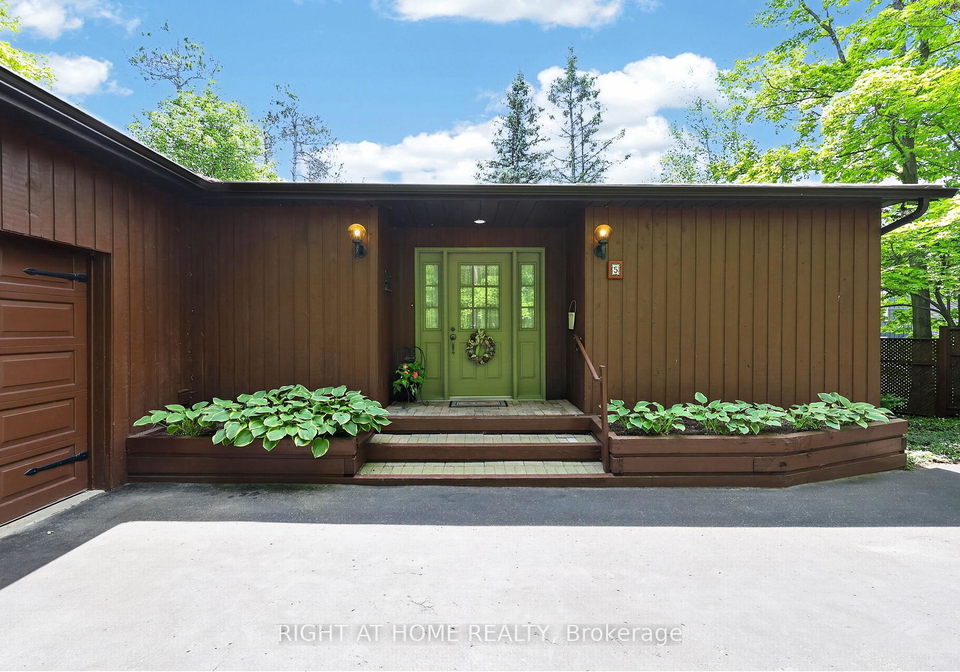 5-pine-point-oro-medonte-ontario-s13521792