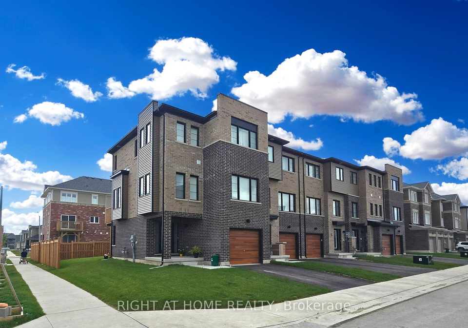1-pumpkin-corner-crescent-barrie-ontario-s13564956