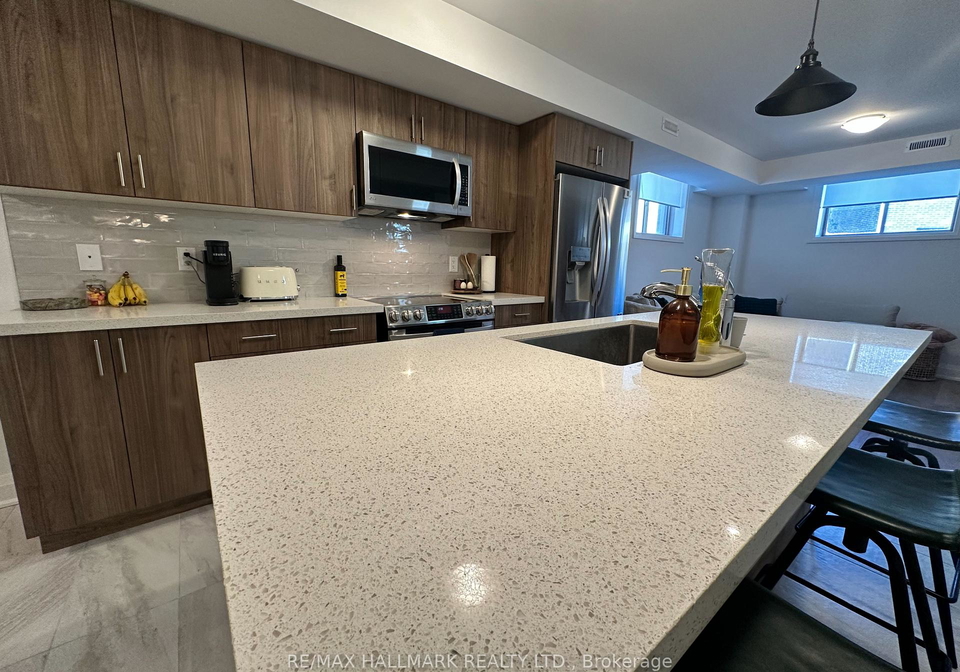 30-barnyard-trail-barrie-ontario-s13583952