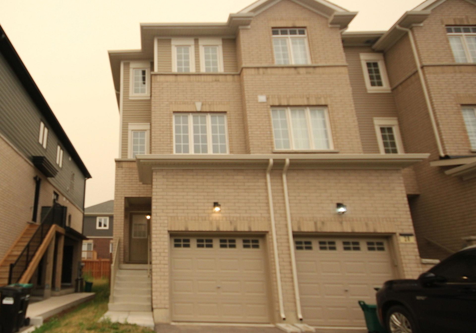 30-wagon-lane-barrie-ontario-s13589466