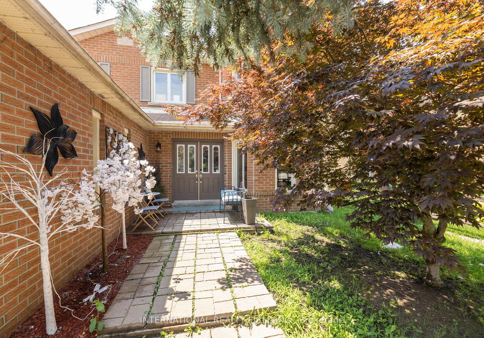 2-hook-court-barrie-ontario-s13621808