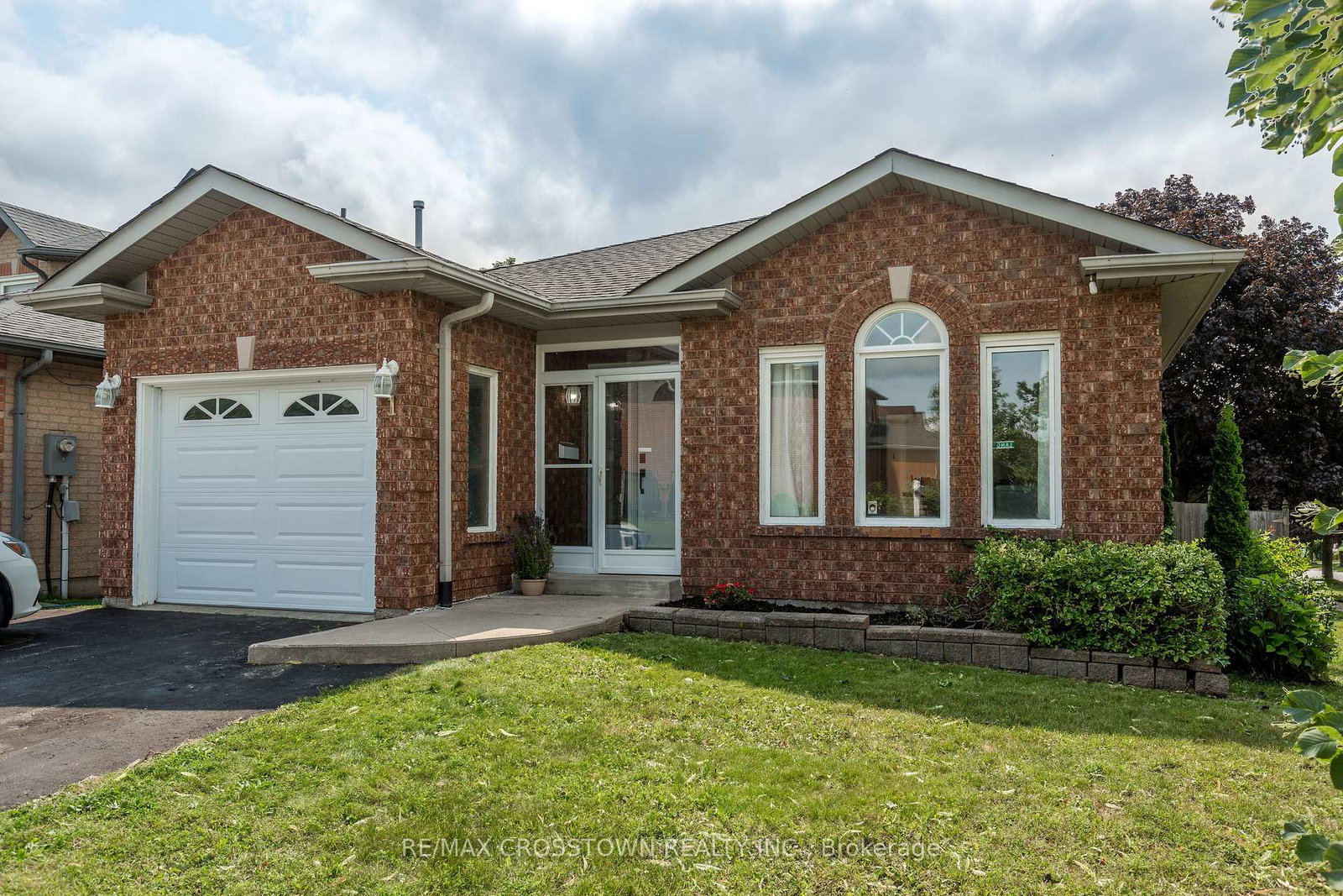 1-lang-drive-barrie-ontario-s13633226