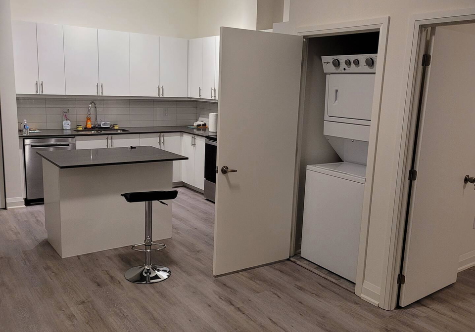 58-lakeside-sharedkitchen-terrace-barrie-ontario-s13653422