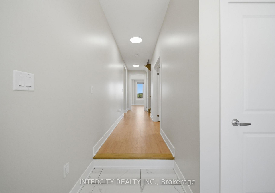 10-kingsbury-trail-barrie-ontario-s13709346