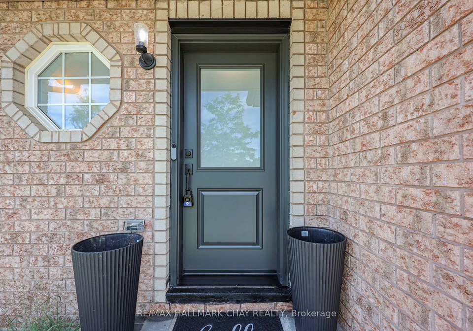 16-buggs-gate-barrie-ontario-s13760252