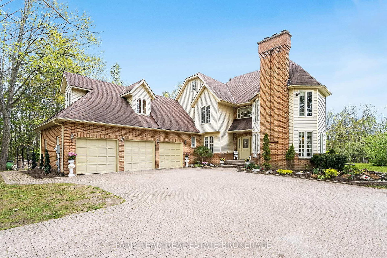 4-mills-circle-springwater-ontario-s13790644