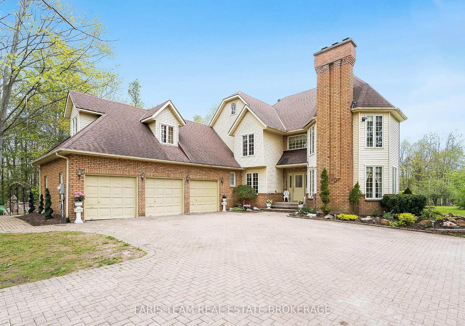 4-mills-circle-springwater-ontario-s13790644