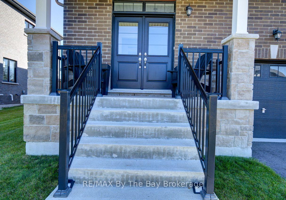 5-autumn-drive-wasaga-beach-ontario-s13830384