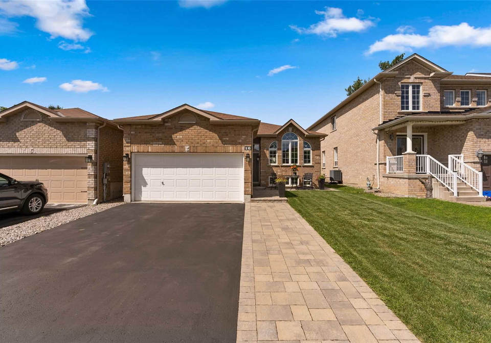 16-white-crescent-barrie-ontario-s5723271